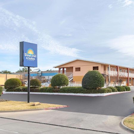 Days Inn & Suites By Wyndham Arlington Near Six Flags Exterior photo