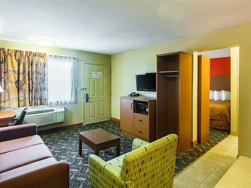 Days Inn & Suites By Wyndham Arlington Near Six Flags Exterior photo