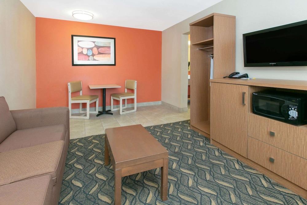 Days Inn & Suites By Wyndham Arlington Near Six Flags Exterior photo