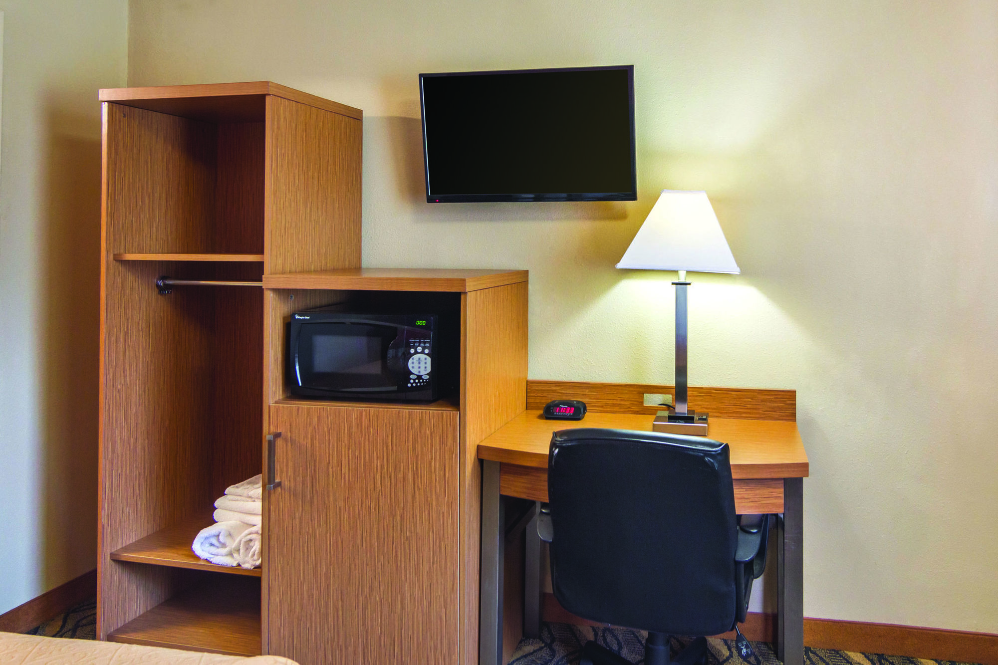 Days Inn & Suites By Wyndham Arlington Near Six Flags Room photo