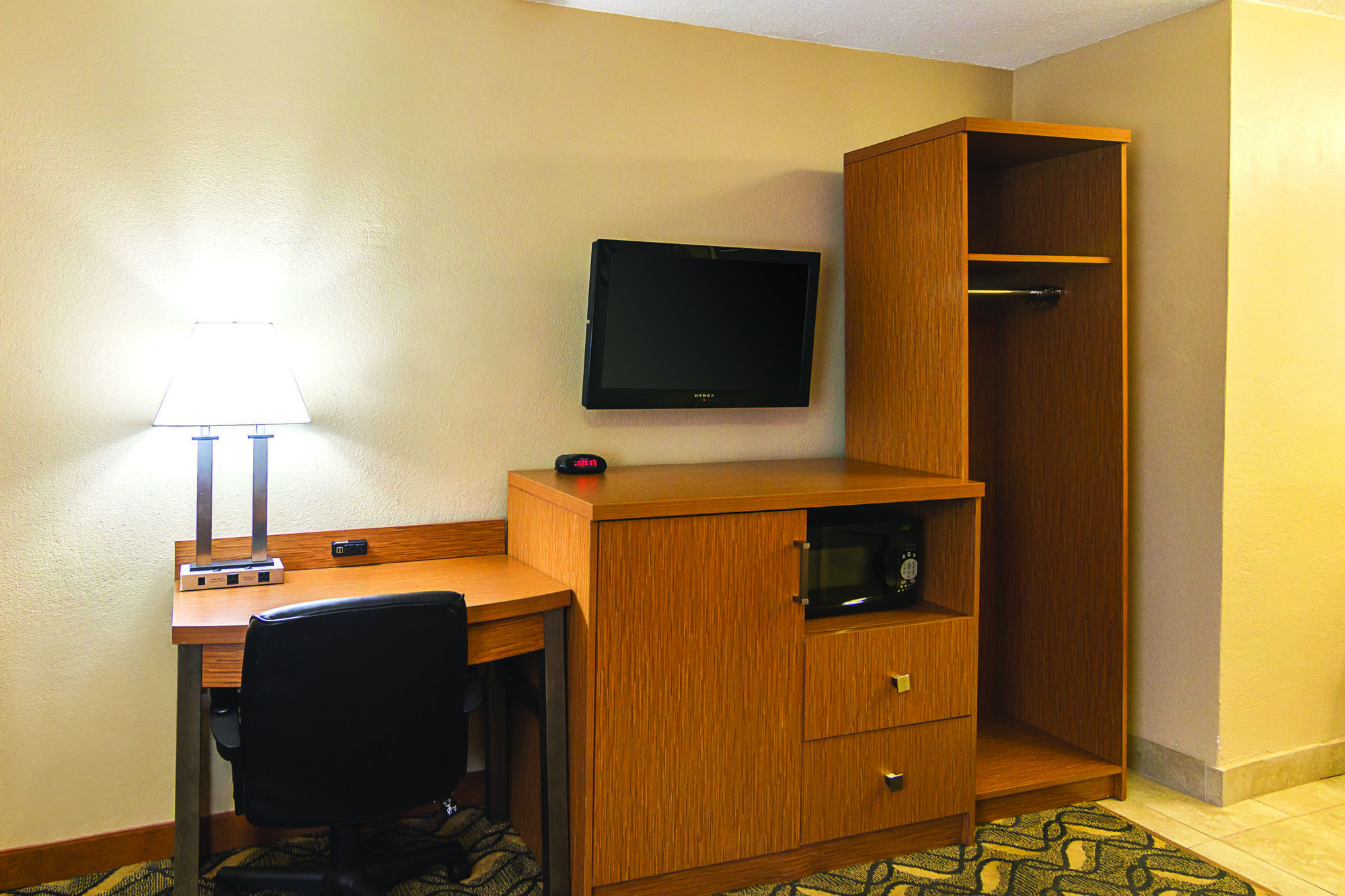 Days Inn & Suites By Wyndham Arlington Near Six Flags Room photo