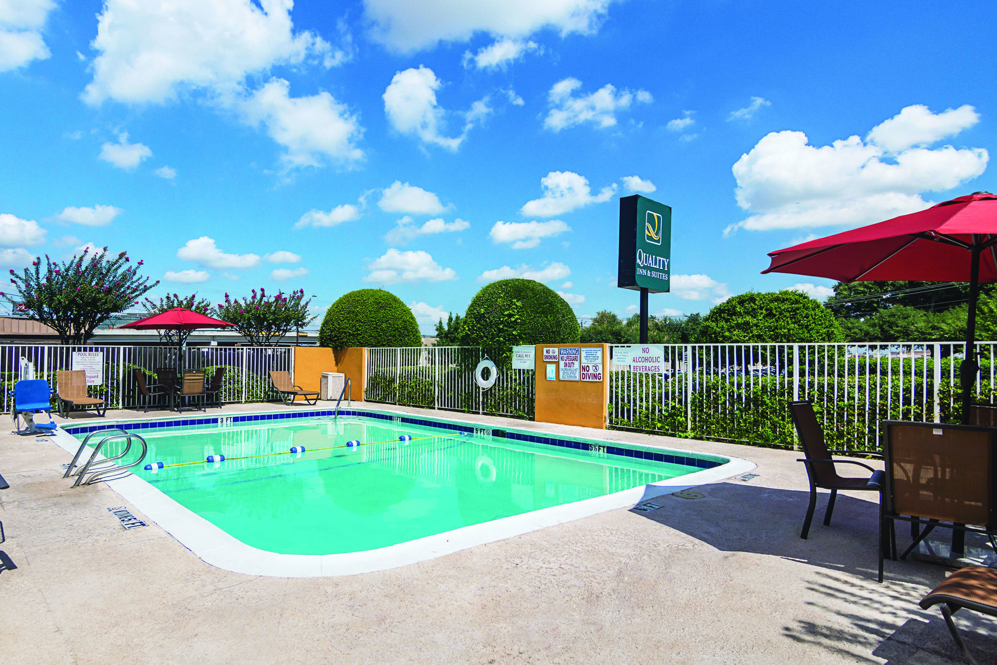 Days Inn & Suites By Wyndham Arlington Near Six Flags Facilities photo