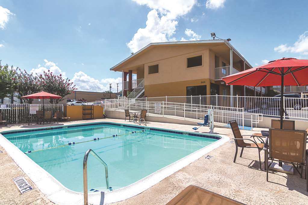 Days Inn & Suites By Wyndham Arlington Near Six Flags Facilities photo