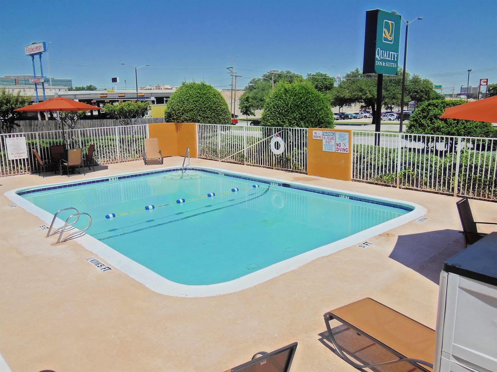 Days Inn & Suites By Wyndham Arlington Near Six Flags Exterior photo