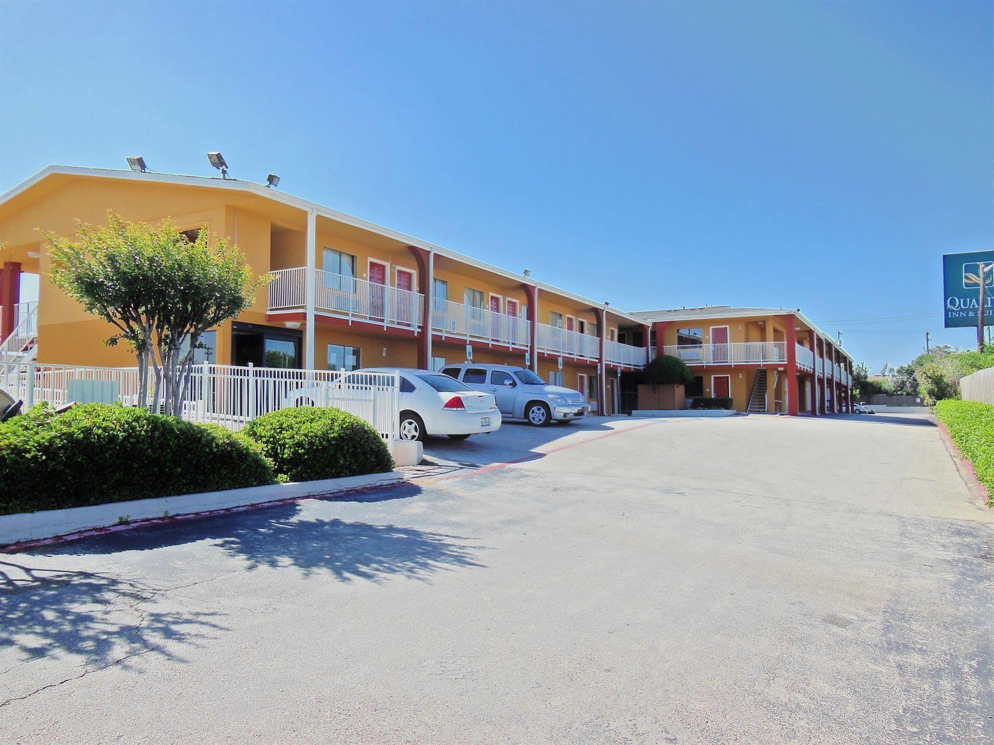 Days Inn & Suites By Wyndham Arlington Near Six Flags Exterior photo
