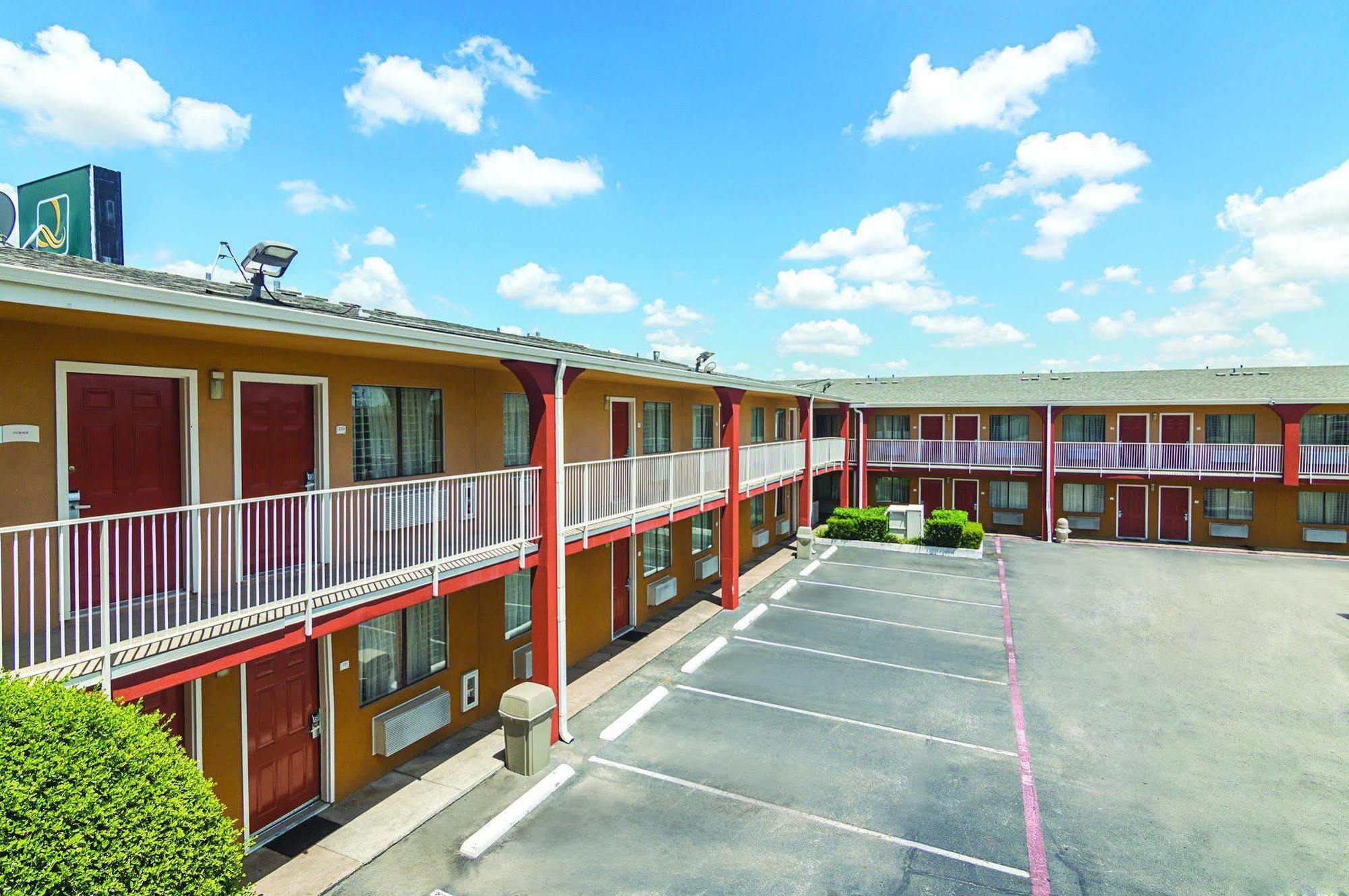Days Inn & Suites By Wyndham Arlington Near Six Flags Exterior photo