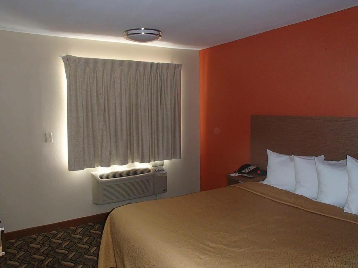 Days Inn & Suites By Wyndham Arlington Near Six Flags Exterior photo